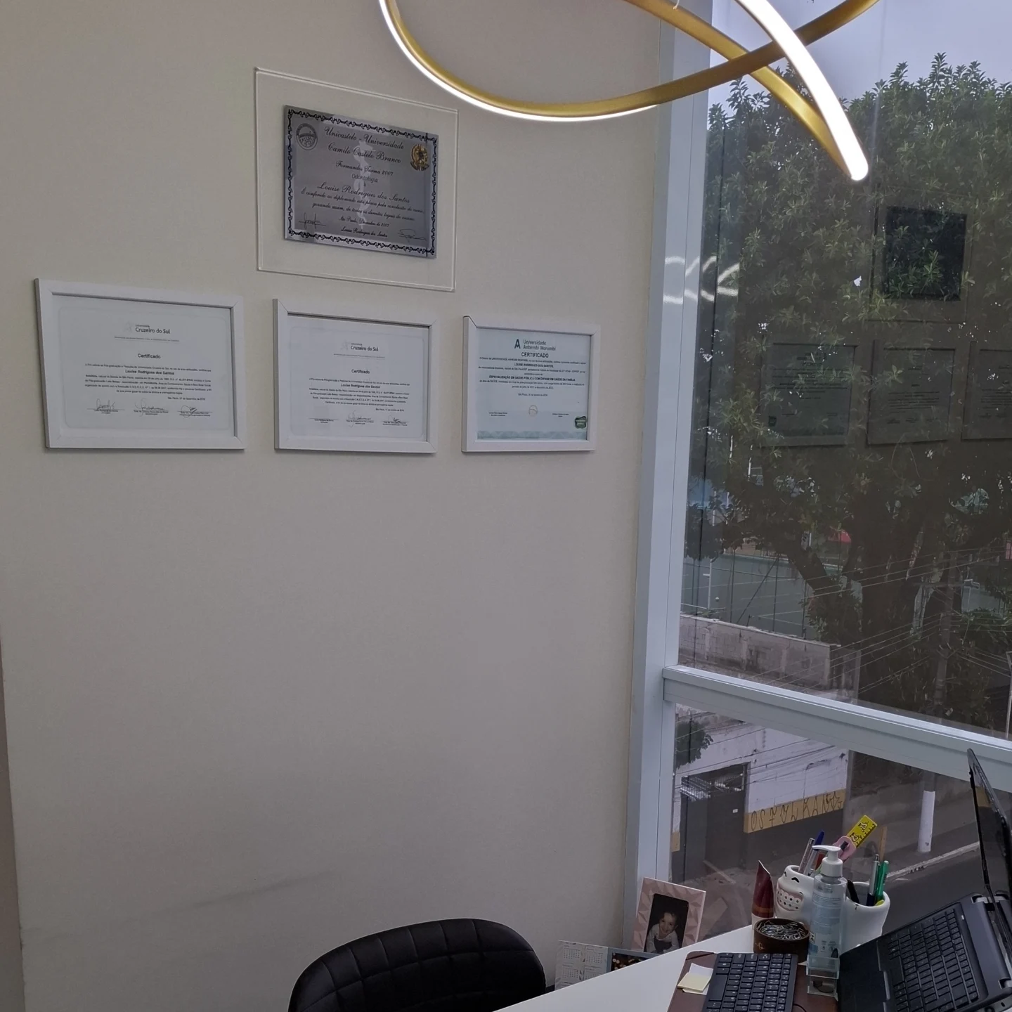 Sala de espera do Ateliê PeriOdonto, com poltronas e piso em mármore