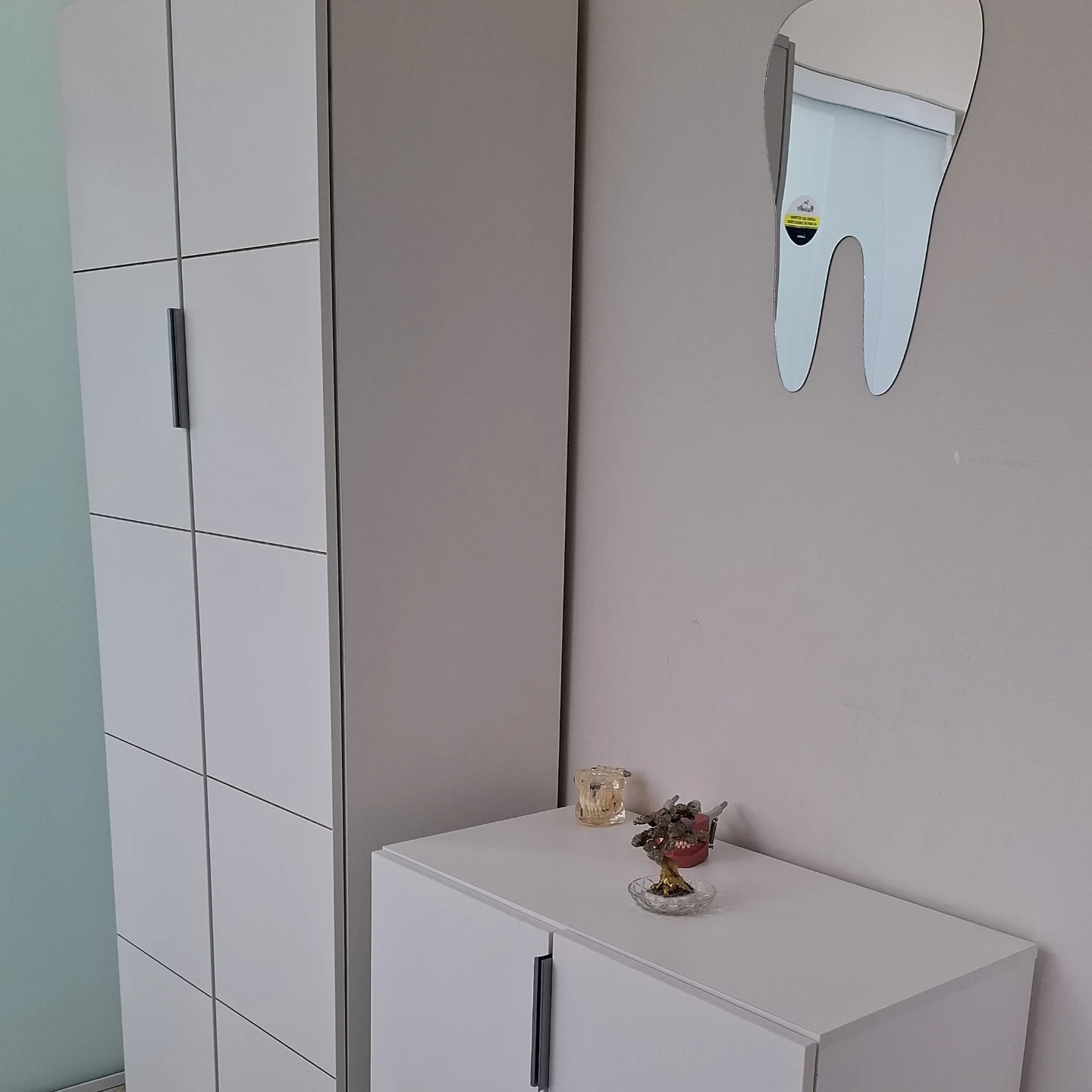 Consultório com vista para a rua pela janela