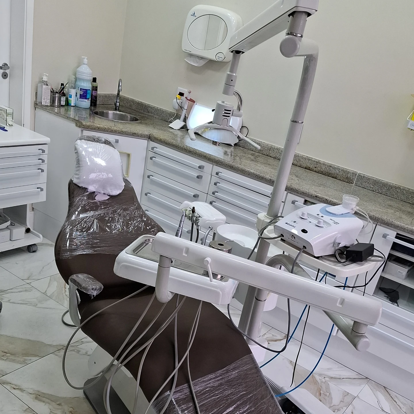 Cadeira odontológica e equipamentos do consultório